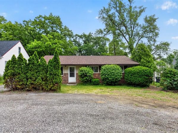 271 S Williams Lake Road , Waterford Twp, MI 48327