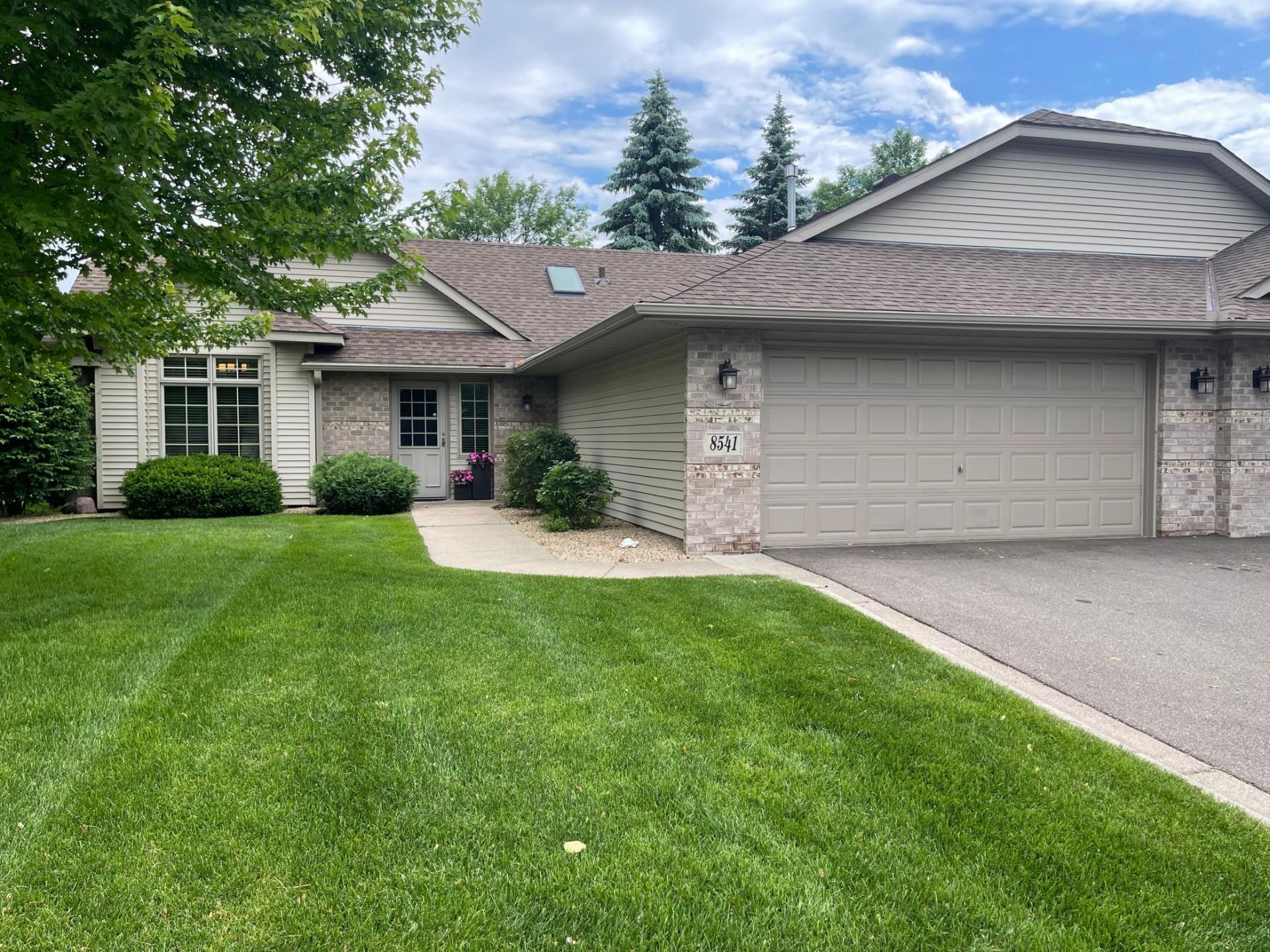 8541 Inverness Lane N, Brooklyn Park, MN 55443