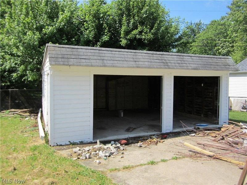 18214 Windward Road, Cleveland, OH 44119 Photo 2