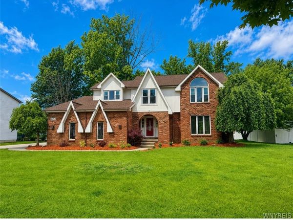 400 Tiburon Lane, Williamsville, NY 14051