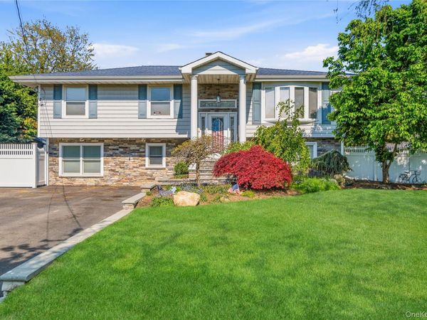 105 Sequams Lane E, West Islip, NY 11795
