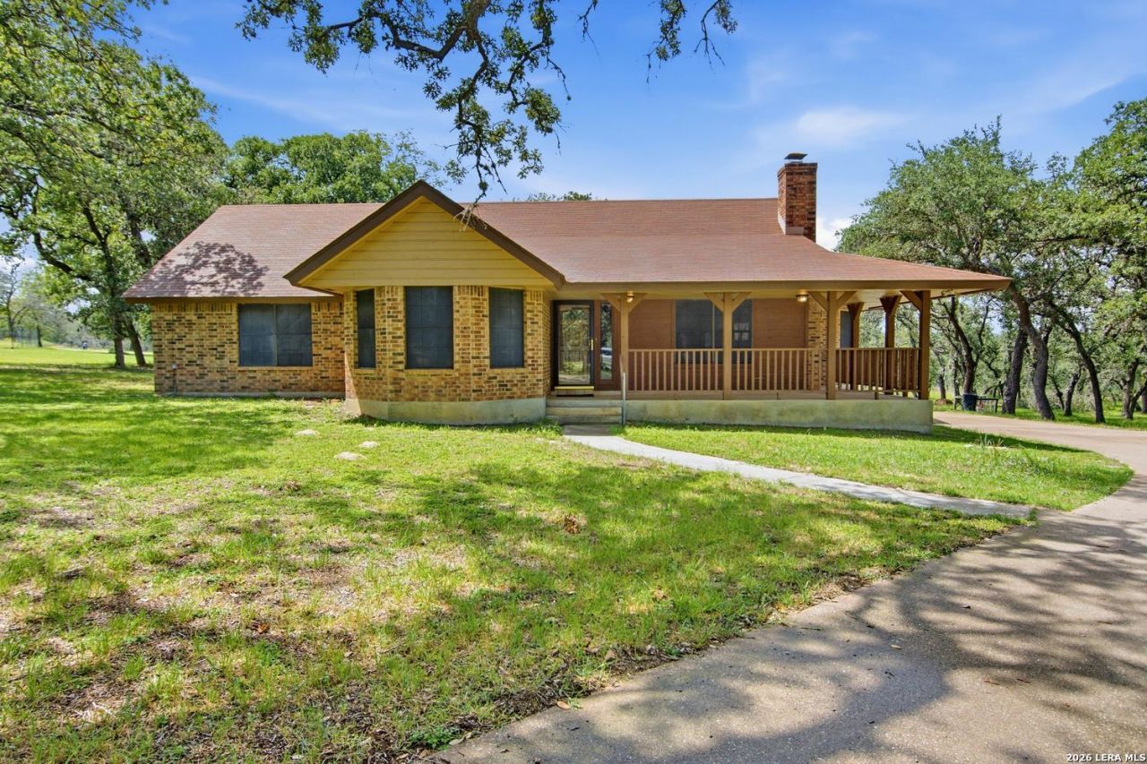 338 Twin Oaks Dr, La Vernia, TX 78121 Main Photo