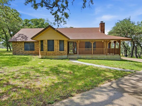 338 Twin Oaks Dr, La Vernia, TX 78121