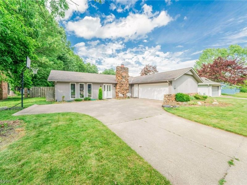 6165 Creekside Lane, North Ridgeville, OH 44039 Photo 2