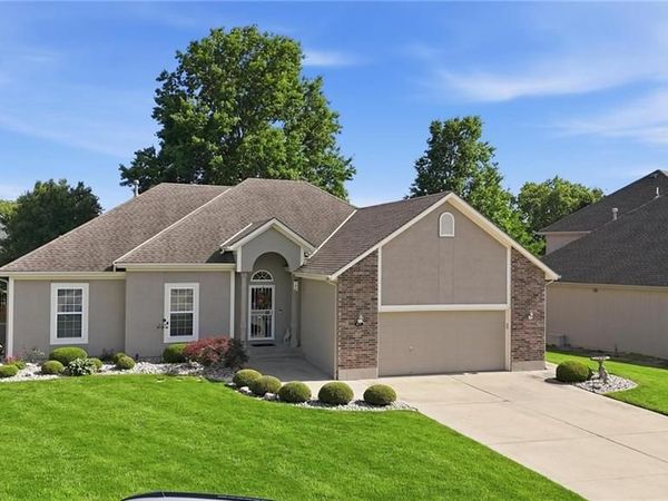812 SW Nautica Court, Lee's Summit, MO 64082