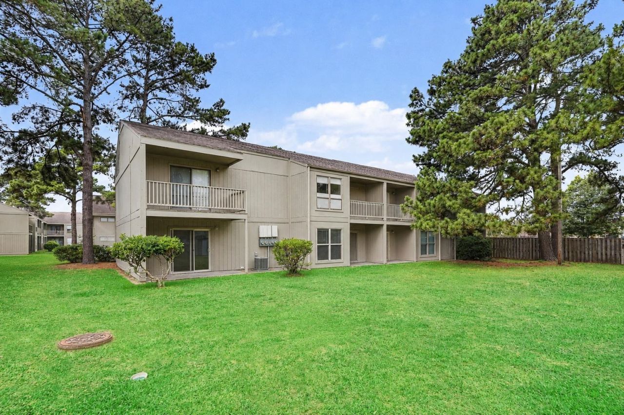 2000 Greens Blvd.  Photo 17