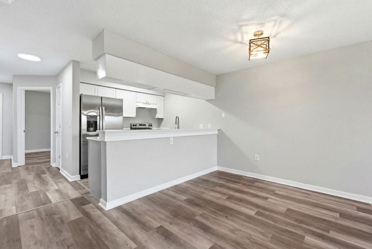 5040 Windsor Green Way  Photo 4