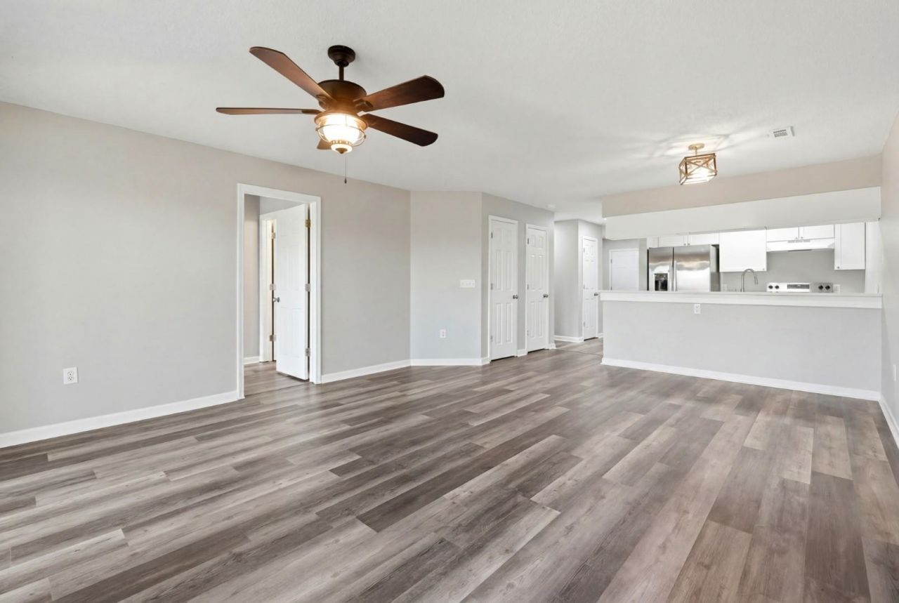 5040 Windsor Green Way  Photo 6