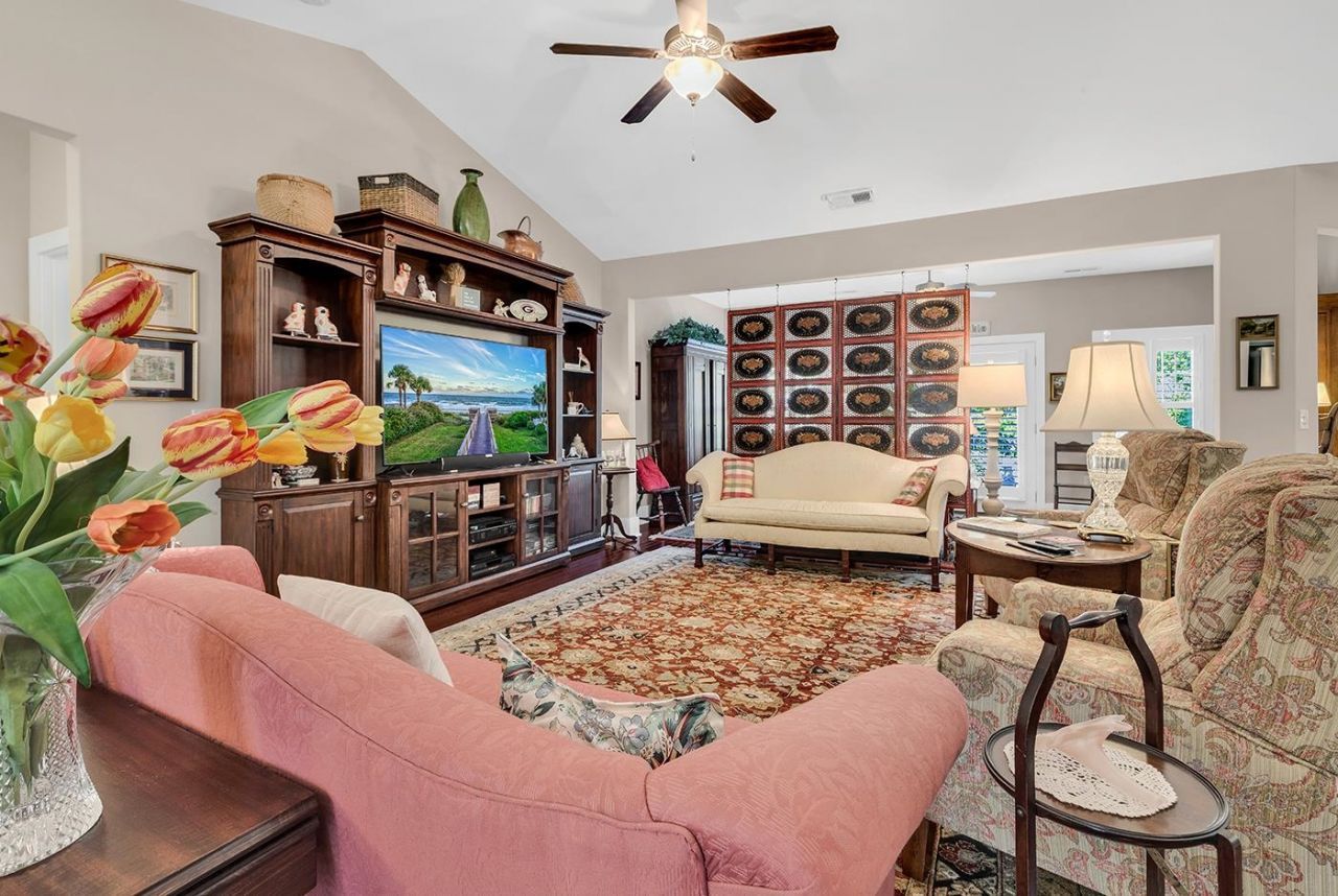 326 Bahama Dr. Photo 4