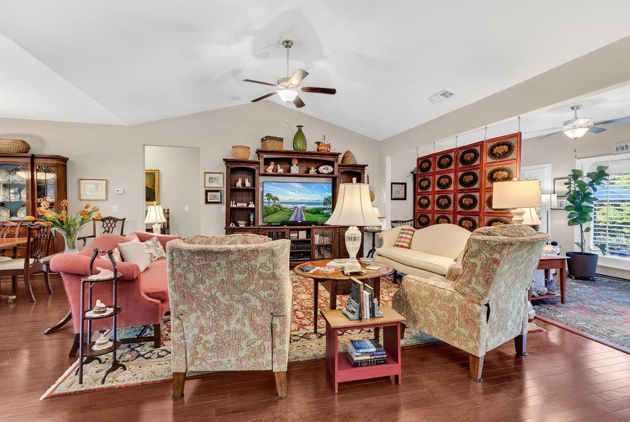 326 Bahama Dr. Photo 6