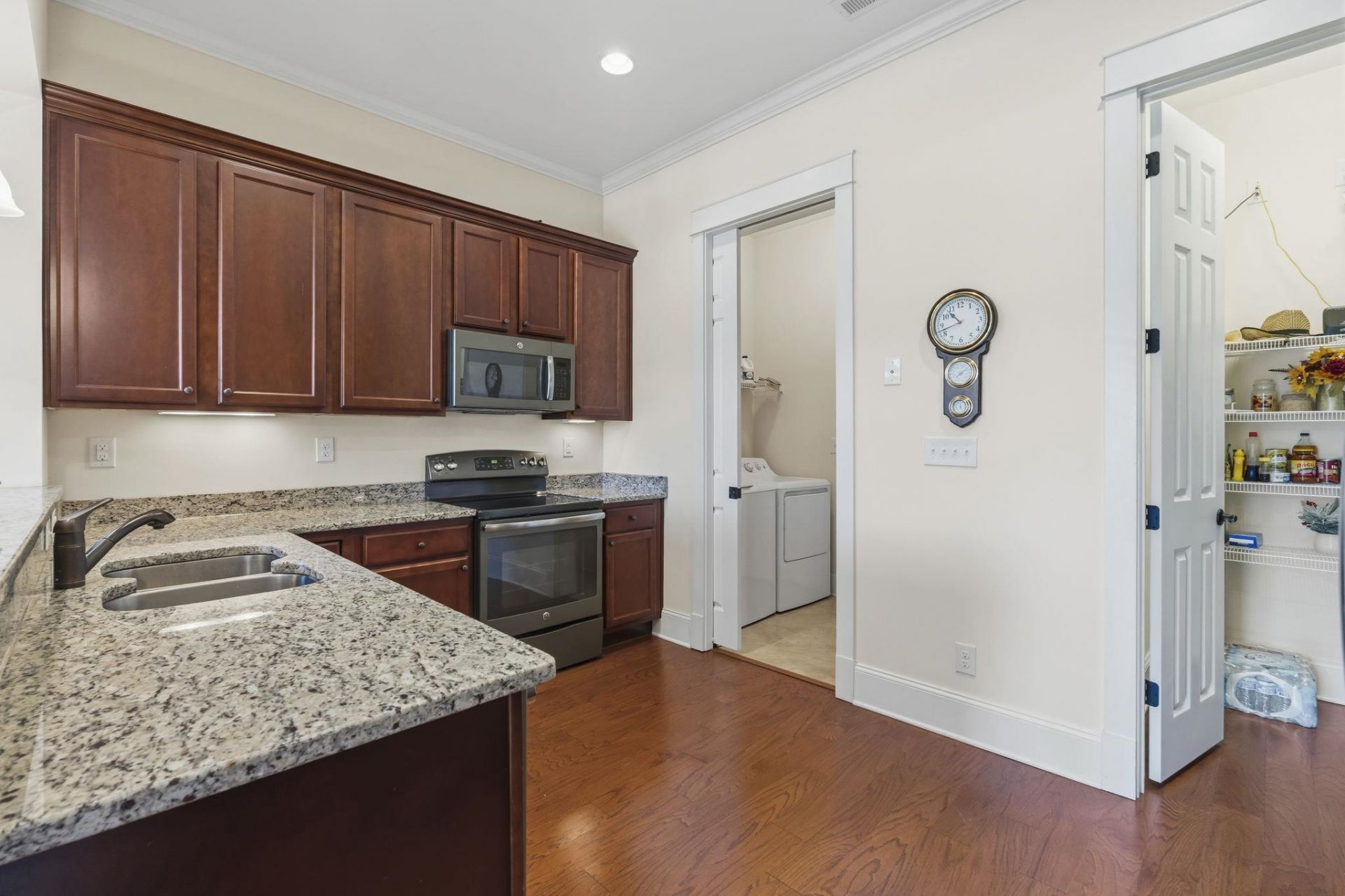 885 Peterson St.  Photo 18