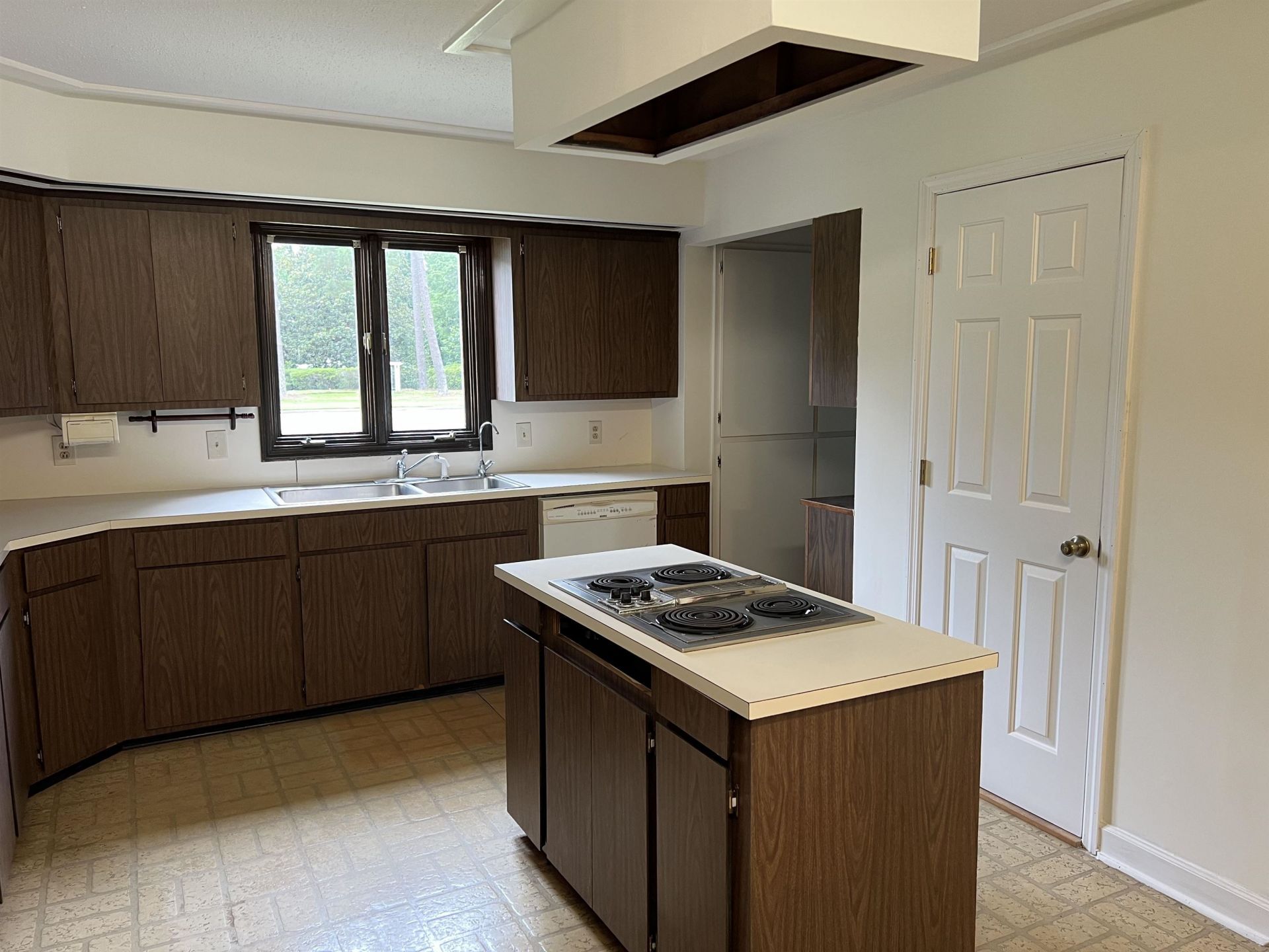 5619 Main St.  Photo 31