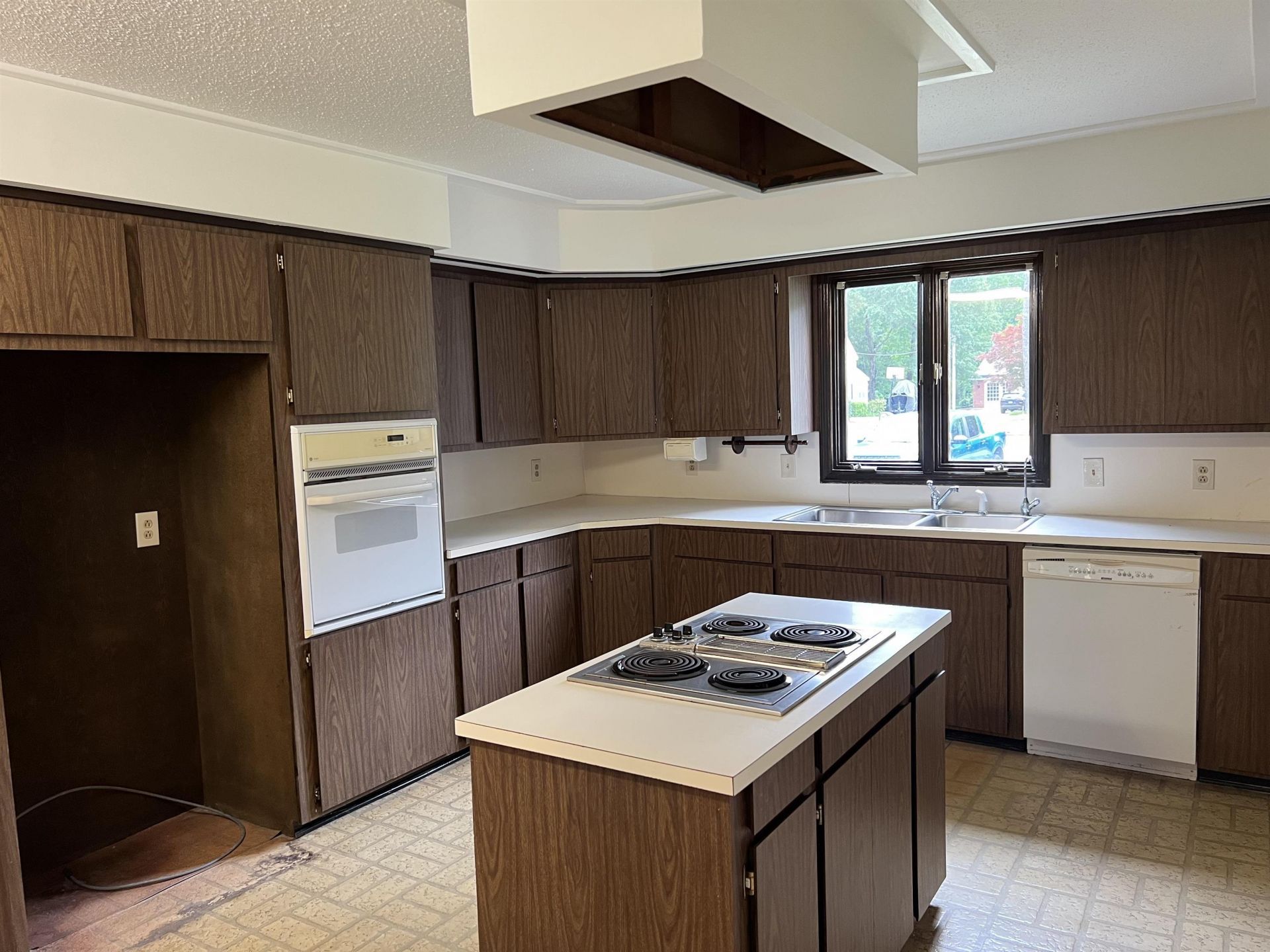 5619 Main St.  Photo 32