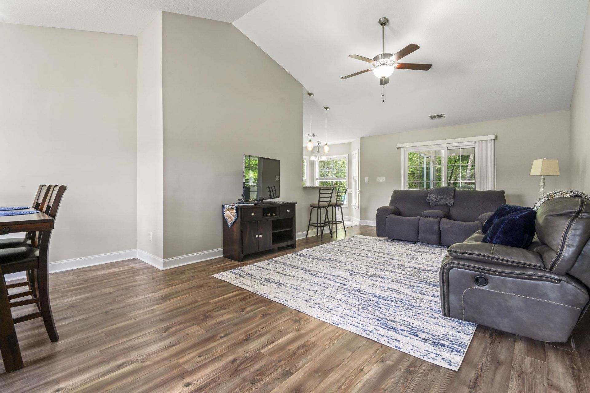 263 Macarthur Dr.  Photo 4