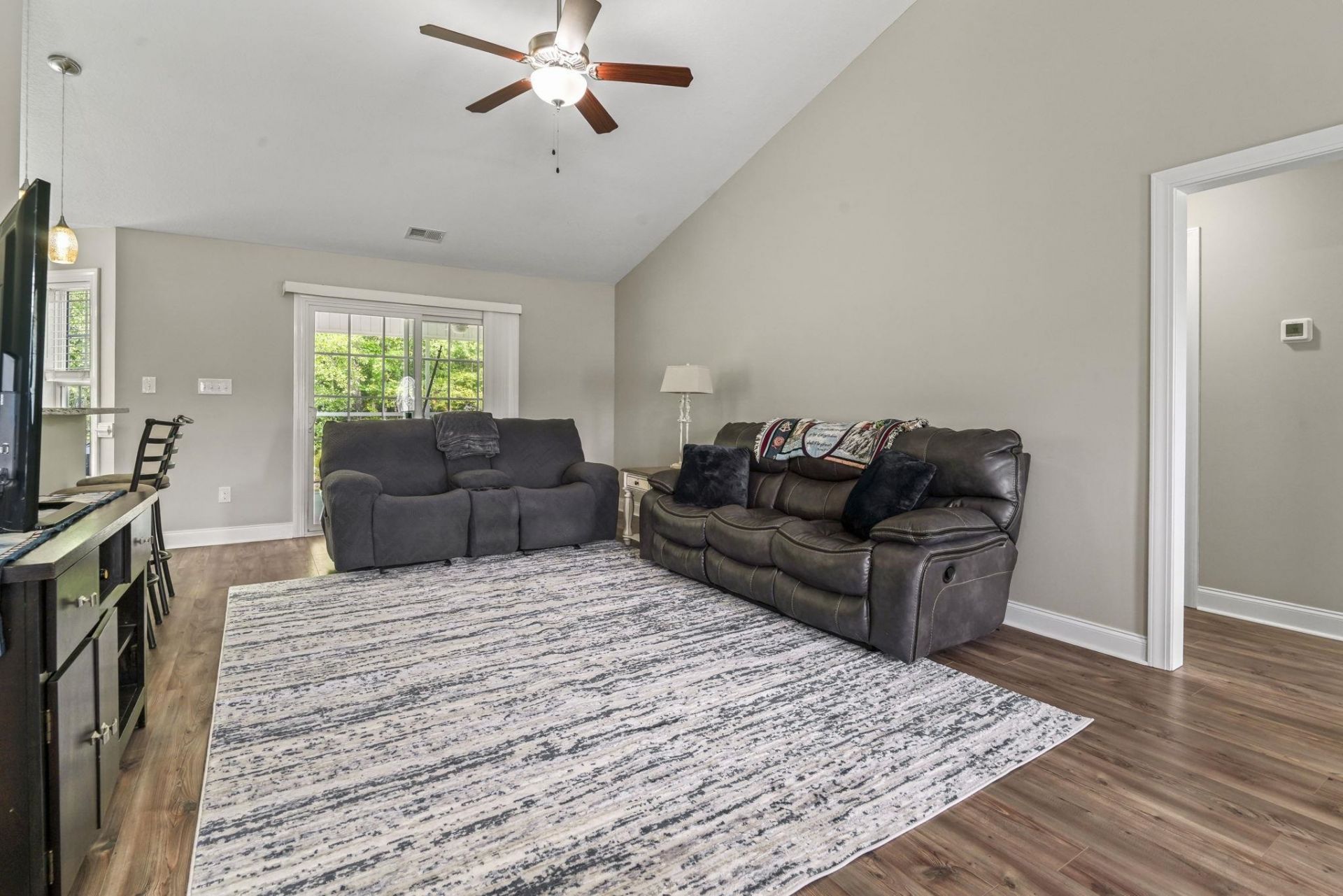 263 Macarthur Dr.  Photo 5