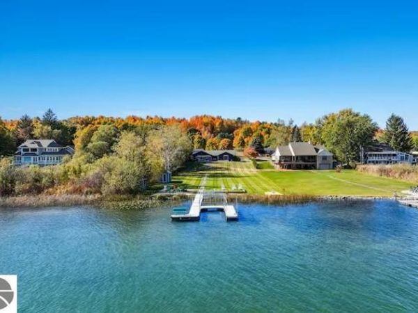 553 Lake Shore Drive S, Lake Leelanau, MI 49653