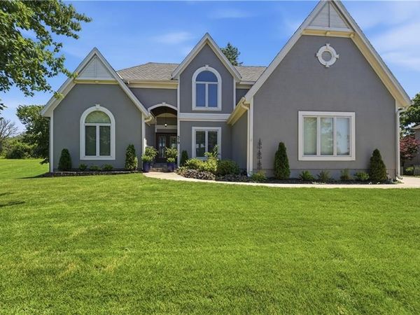 579 N Winnebago Drive, Lake Winnebago, MO 64034