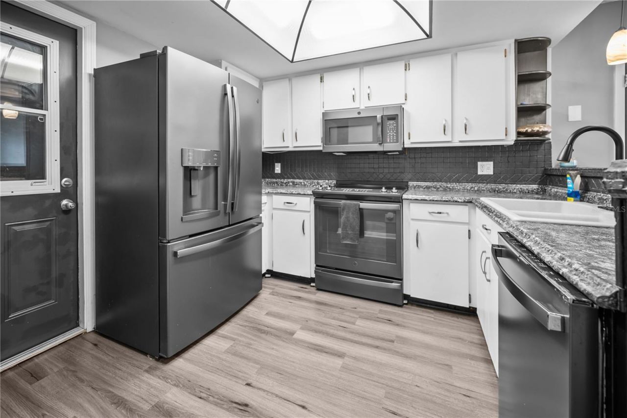 2015 Ronald Circle, Seffner, FL 33584 Photo