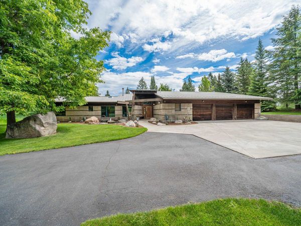 1616 E Whispering Springs Ln, Colbert, WA 99005