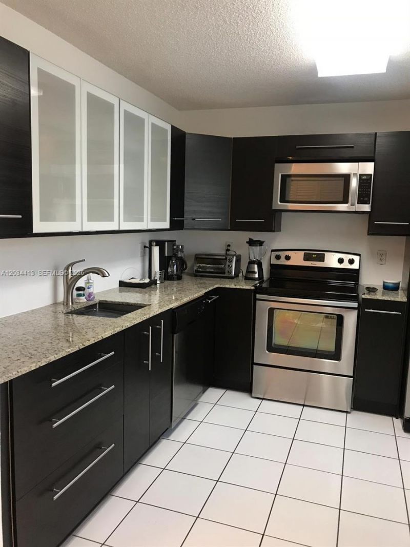 10813 NW 3rd Ct, Unit 2L, Pembroke Pines, FL 33026 Photo