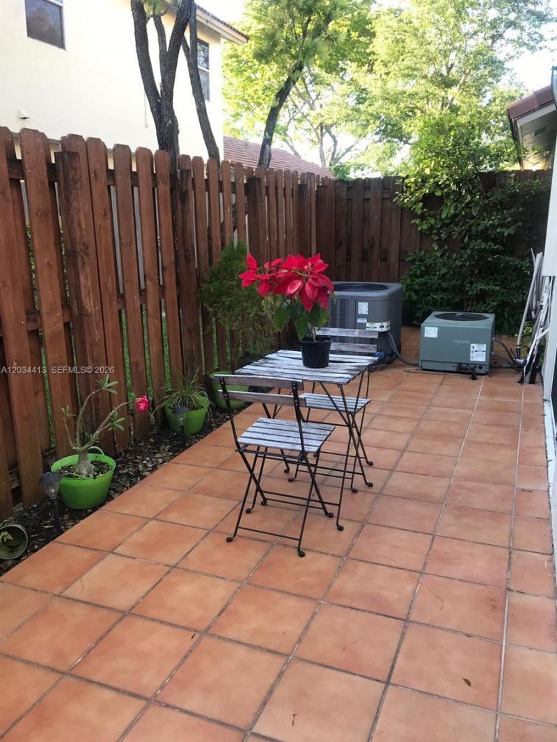10813 NW 3rd Ct, Unit 2L, Pembroke Pines, FL 33026 Photo