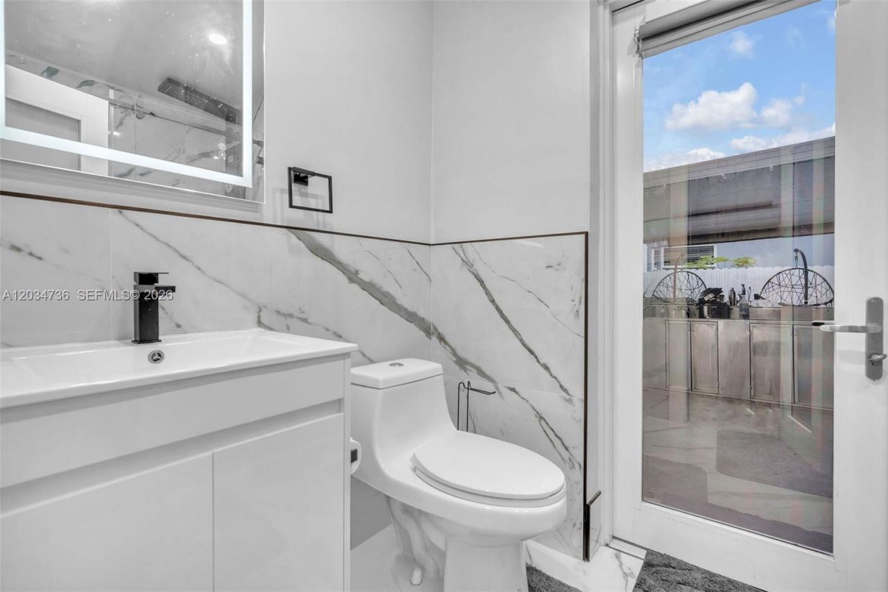 380 W 30th St, Hialeah, FL 33012 Photo