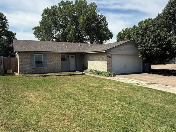 2901 NE Lakeview Circle, Lawton, OK 73507