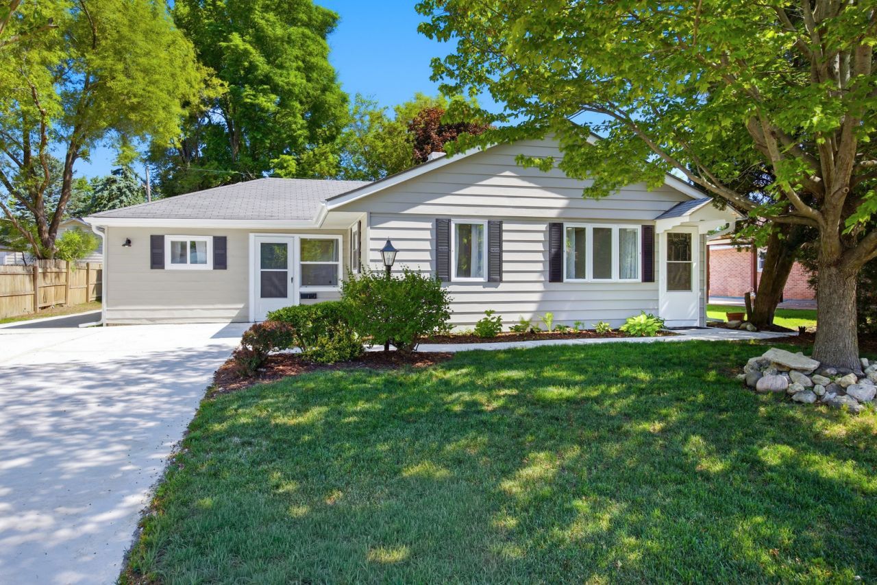 139 Birch Street , Carpentersville, IL 60110
