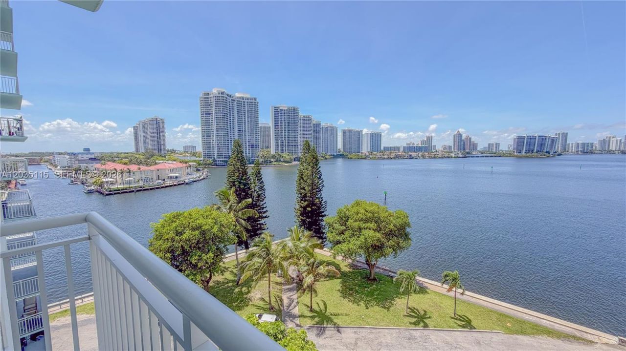301 174 St , Unit 702, Sunny Isles Beach, FL 33160 Photo