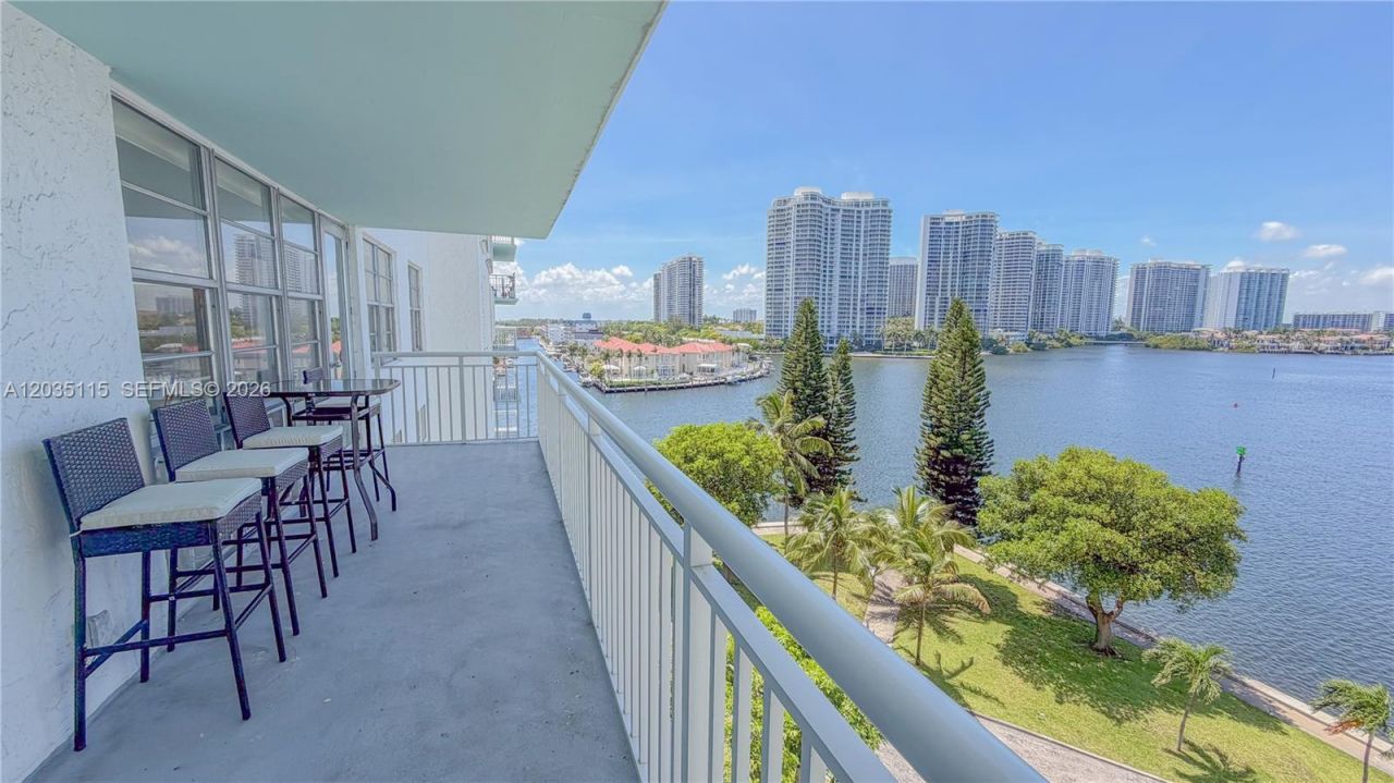 301 174 St , Unit 702, Sunny Isles Beach, FL 33160 Photo