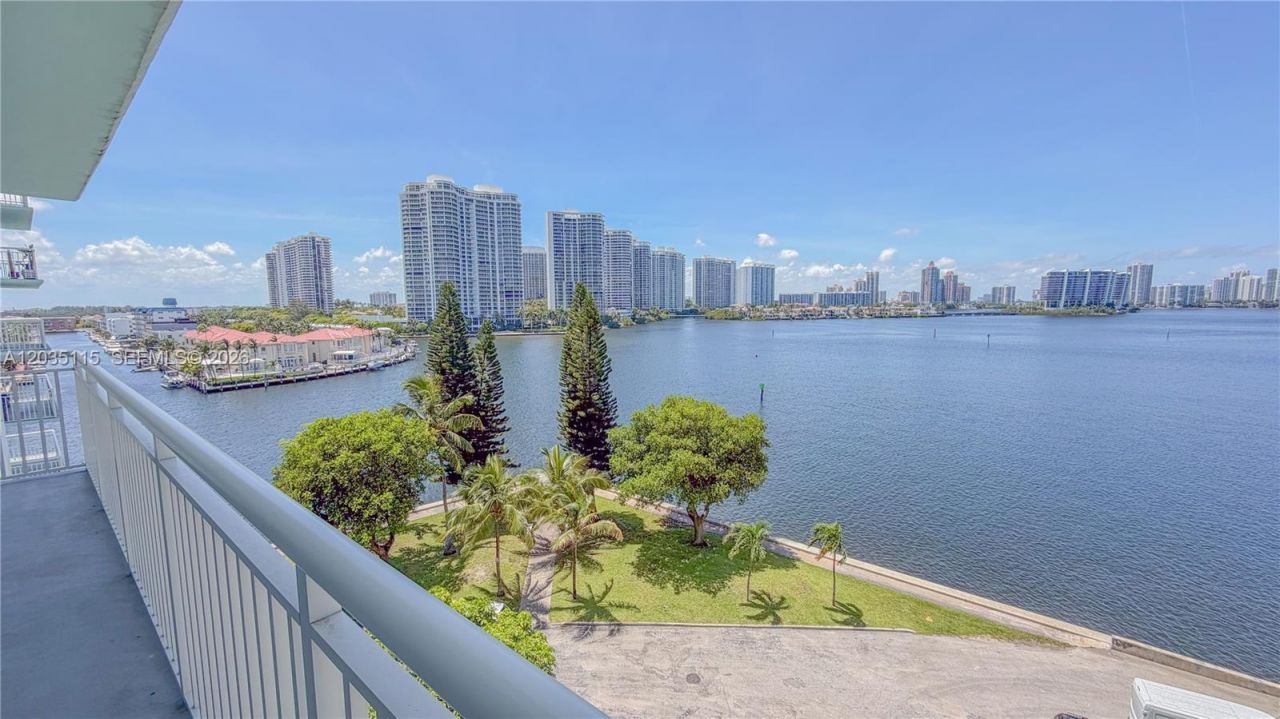 301 174 St , Unit 702, Sunny Isles Beach, FL 33160 Photo