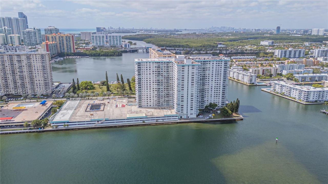 301 174 St , Unit 702, Sunny Isles Beach, FL 33160 Photo