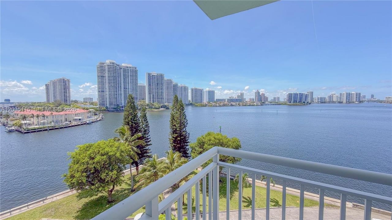 301 174 St , Unit 702, Sunny Isles Beach, FL 33160 Photo