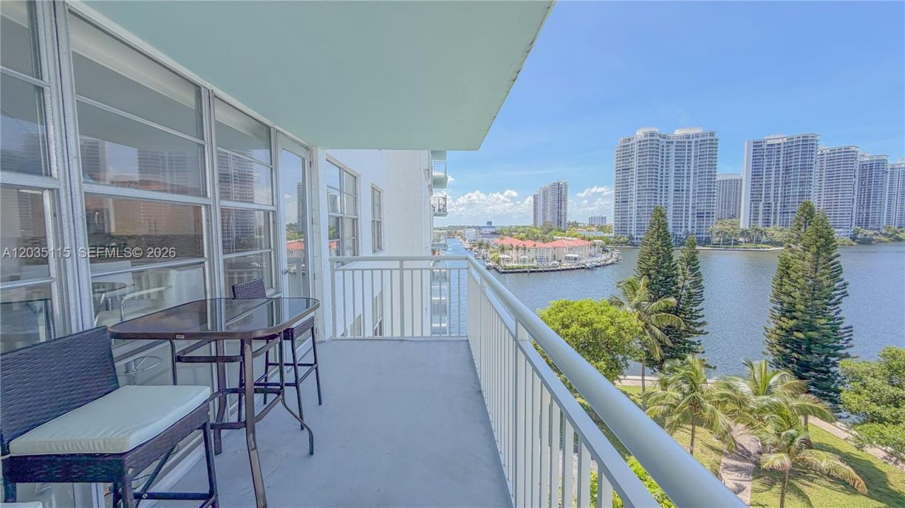 301 174 St , Unit 702, Sunny Isles Beach, FL 33160 Photo