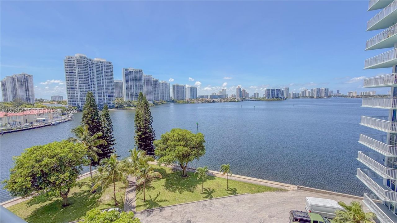 301 174 St , Unit 702, Sunny Isles Beach, FL 33160 Photo