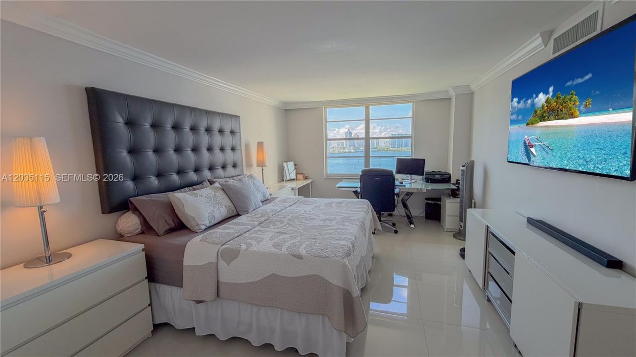 301 174 St , Unit 702, Sunny Isles Beach, FL 33160 Photo