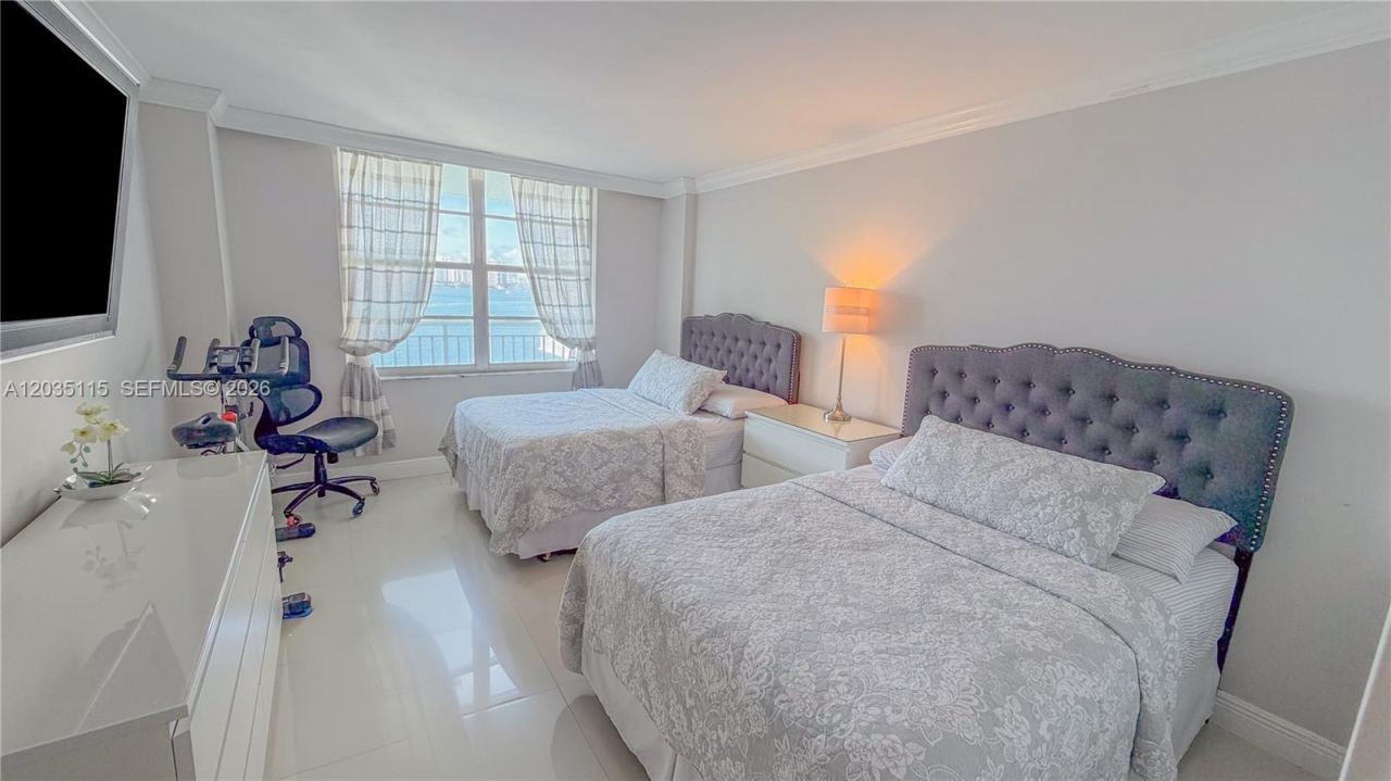 301 174 St , Unit 702, Sunny Isles Beach, FL 33160 Photo