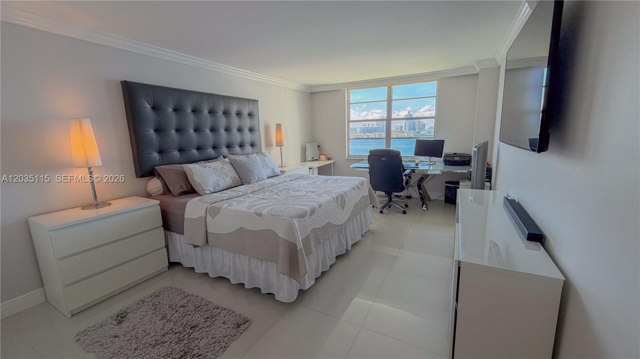 301 174 St , Unit 702, Sunny Isles Beach, FL 33160 Photo