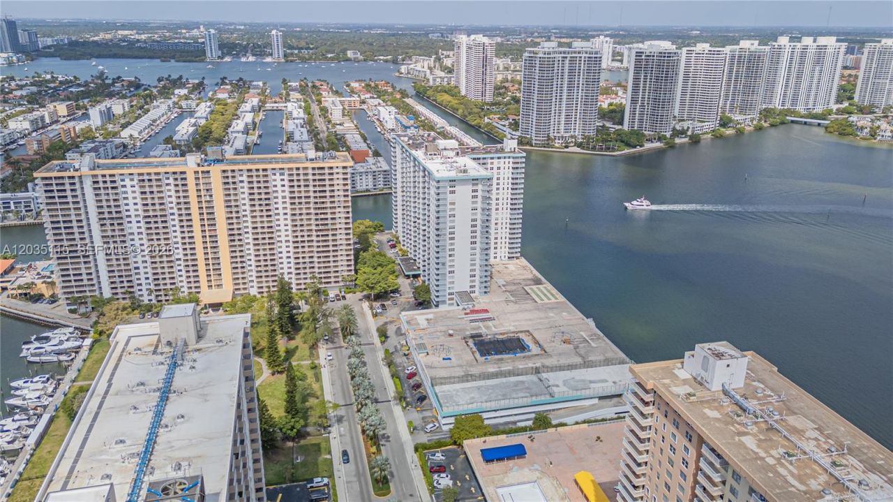 301 174 St , Unit 702, Sunny Isles Beach, FL 33160 Photo