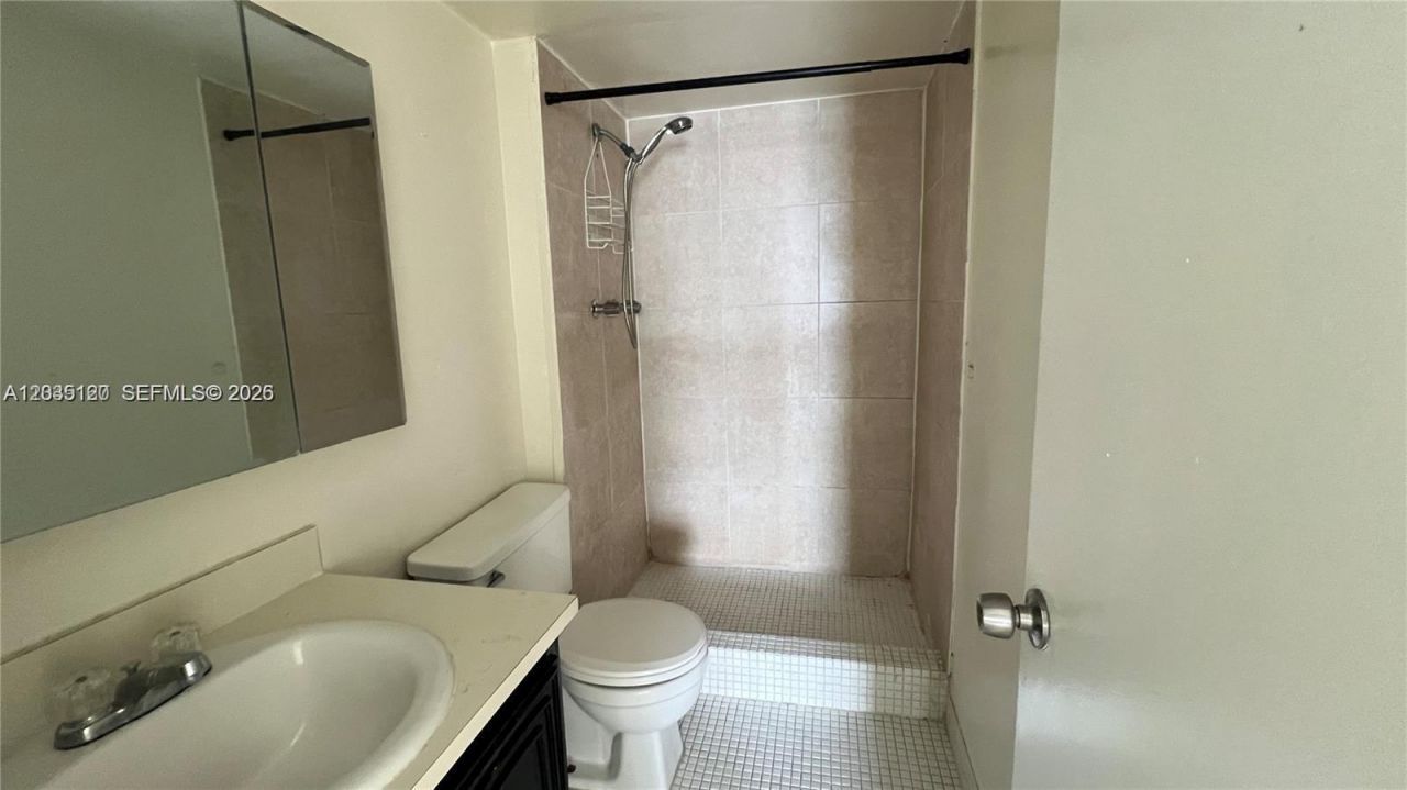 486 NW 165th St Rd , Unit B-606, Miami, FL 33169 Photo
