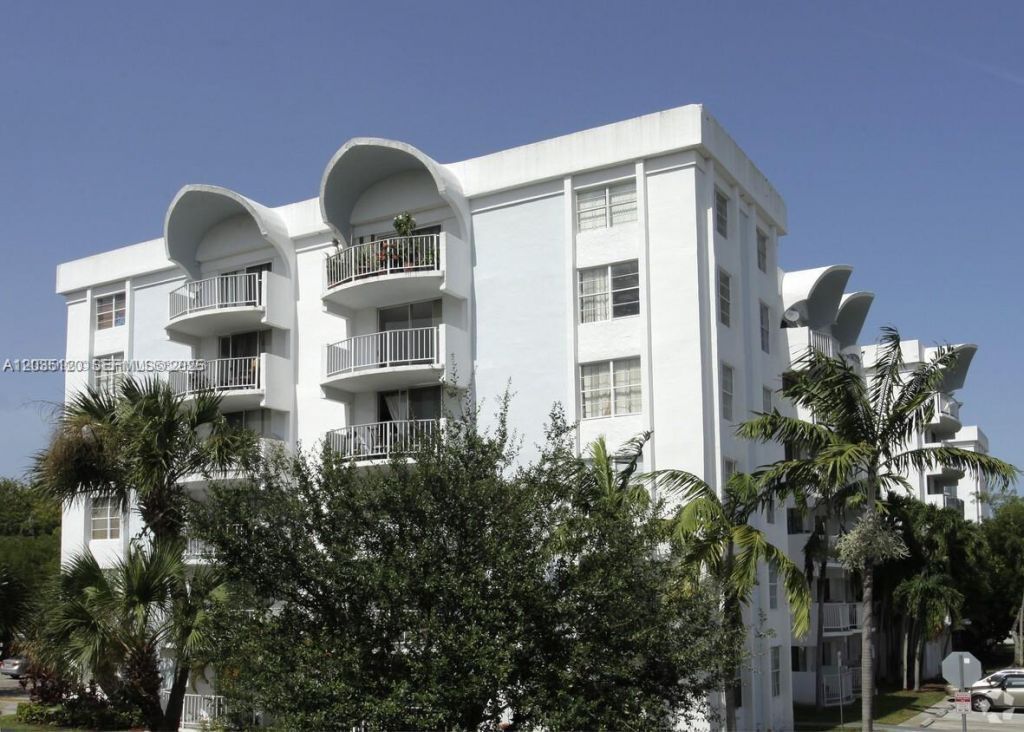 486 NW 165th St Rd , Unit B-606, Miami, FL 33169 Photo
