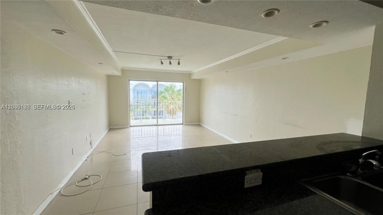 486 NW 165th St Rd , Unit B-606, Miami, FL 33169 Photo