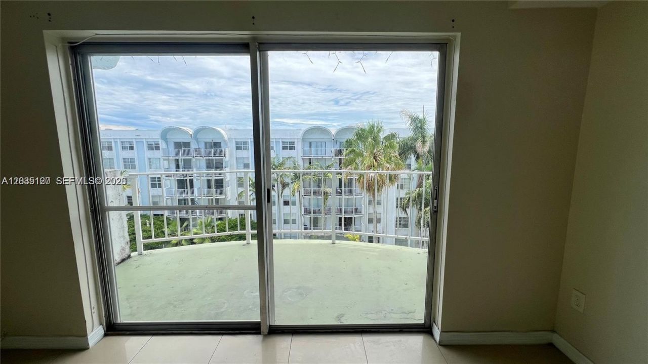 486 NW 165th St Rd , Unit B-606, Miami, FL 33169 Photo