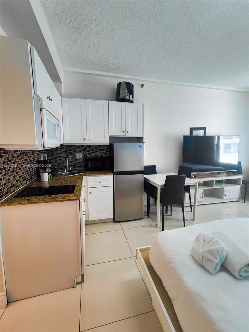 6345 Collins Ave , Unit 830, Miami Beach, FL 33141 Photo