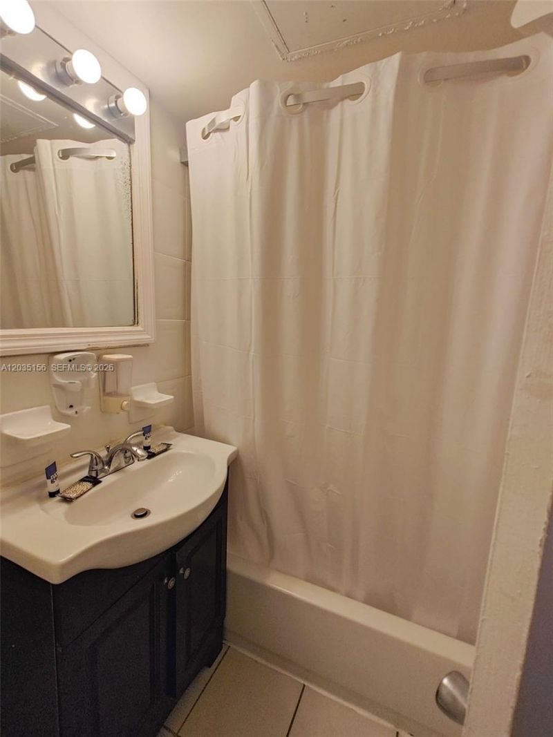 6345 Collins Ave , Unit 830, Miami Beach, FL 33141 Photo