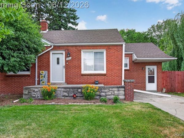 30541 Utica Road , Roseville, MI 48066