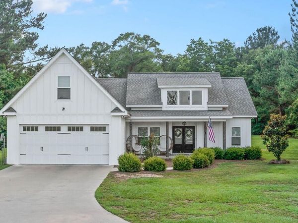 566 Lakepointe Drive , Chipley, FL 32428