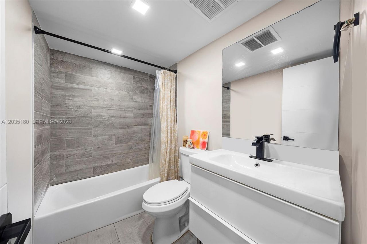 3401 N Country Club Dr , Unit 105, Aventura, FL 33180 Photo