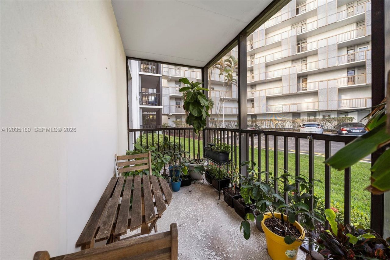 3401 N Country Club Dr , Unit 105, Aventura, FL 33180 Photo