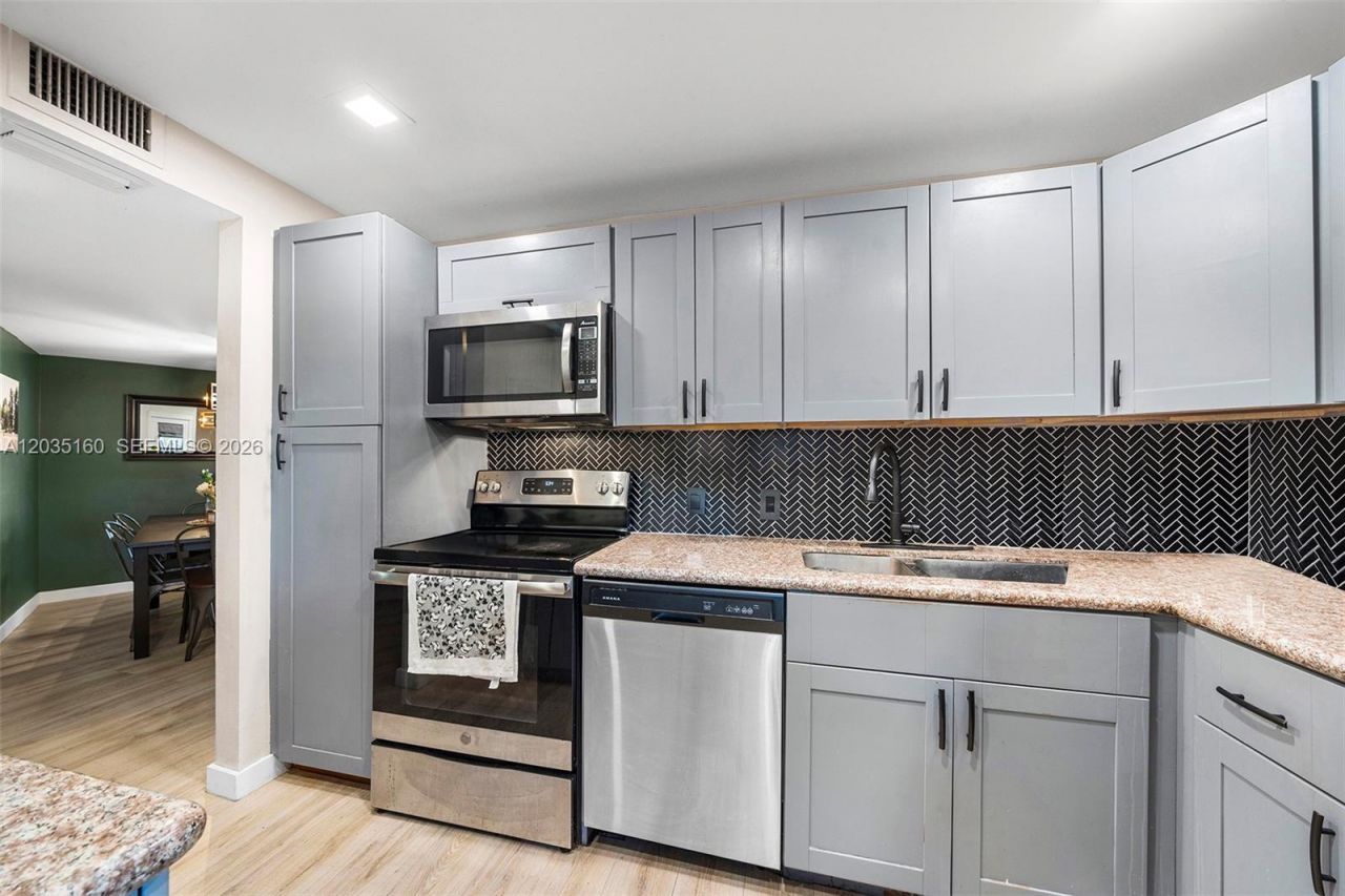 3401 N Country Club Dr , Unit 105, Aventura, FL 33180 Photo